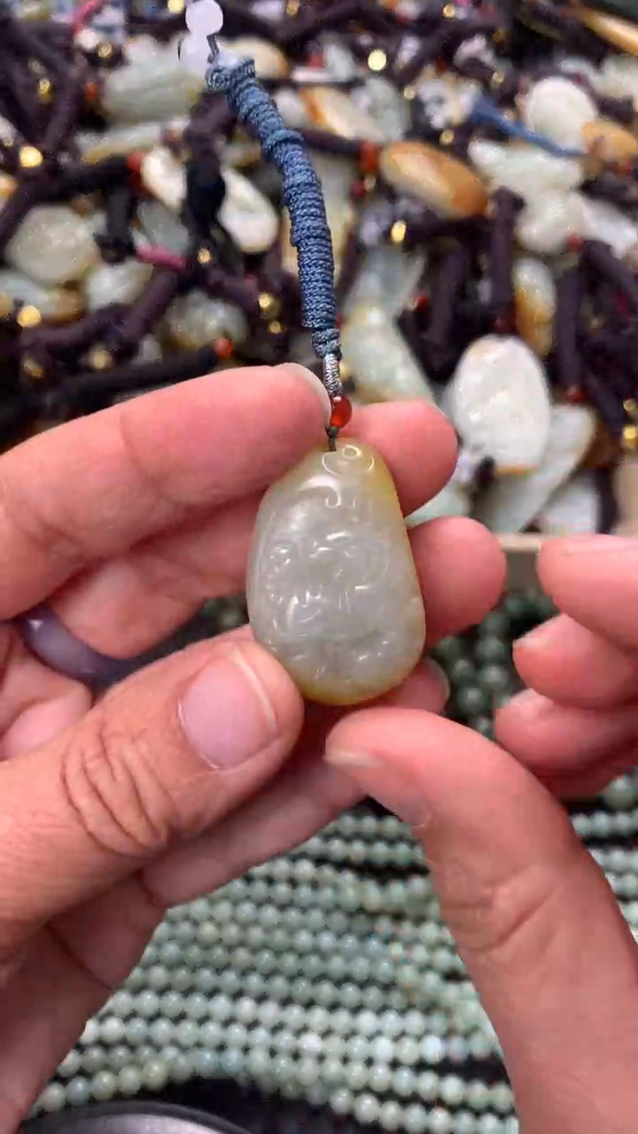 【闪购商品】和田玉颈饰未镶嵌多样性发货没有证书拍一发一有瑕