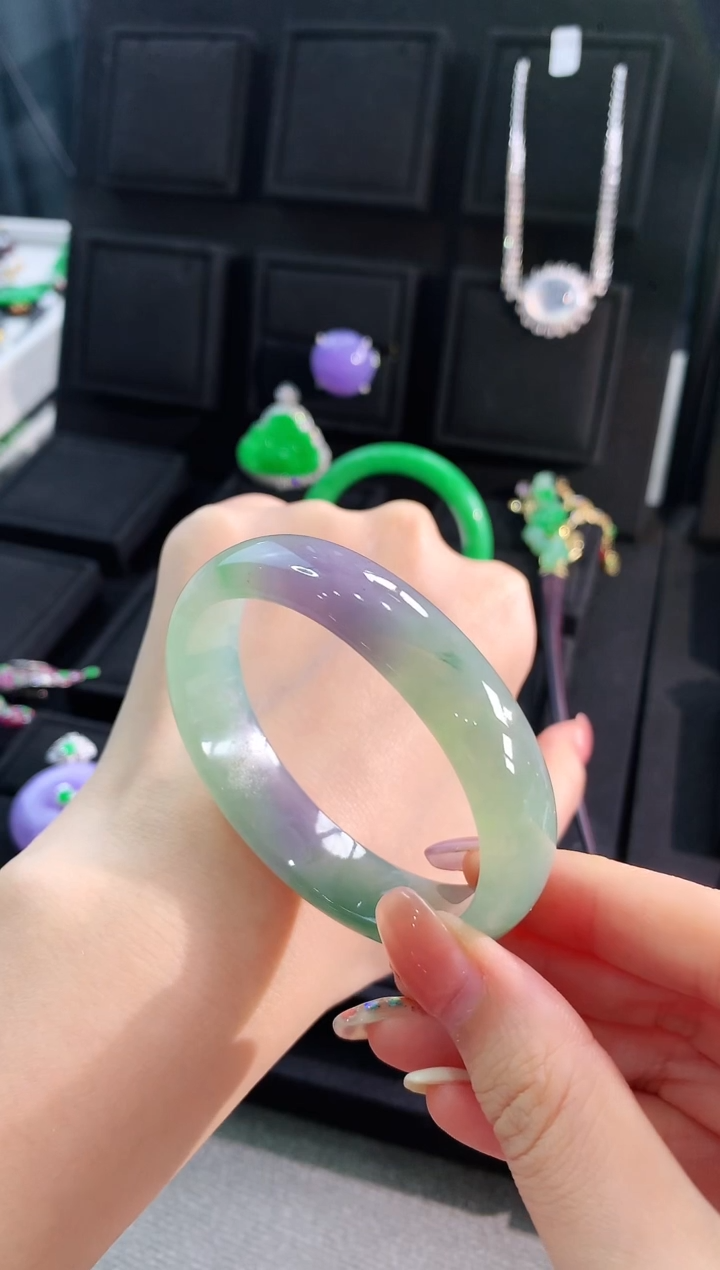 【闪购商品】翡翠手镯未镶嵌贵妃