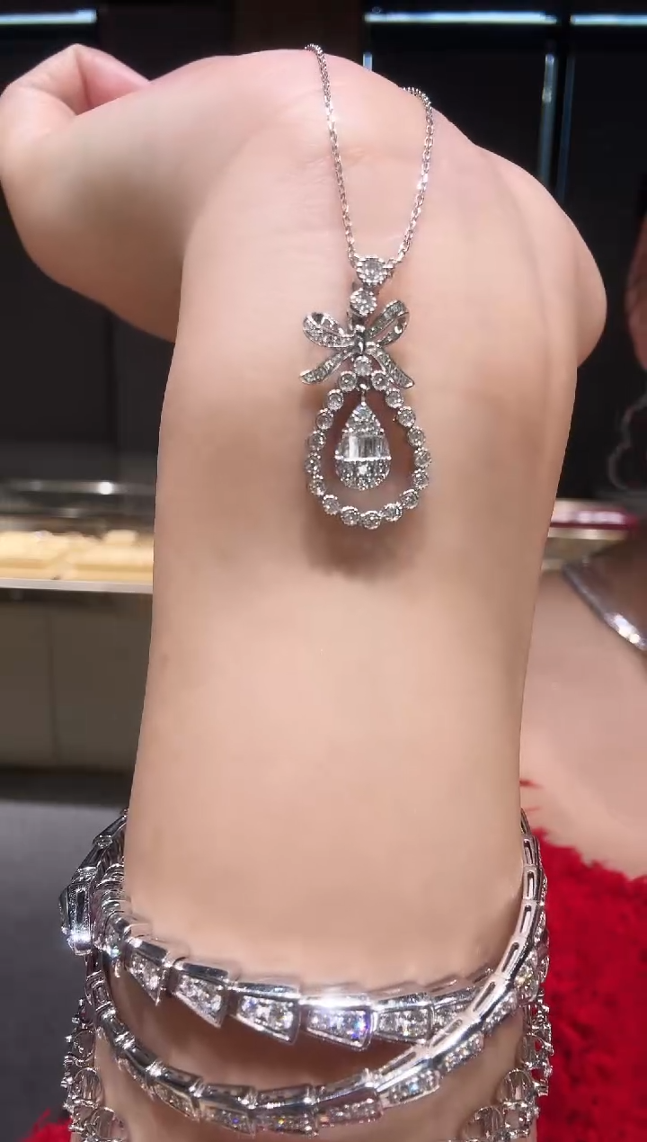 【闪购商品】钻石项链18K金镶嵌蕾丝