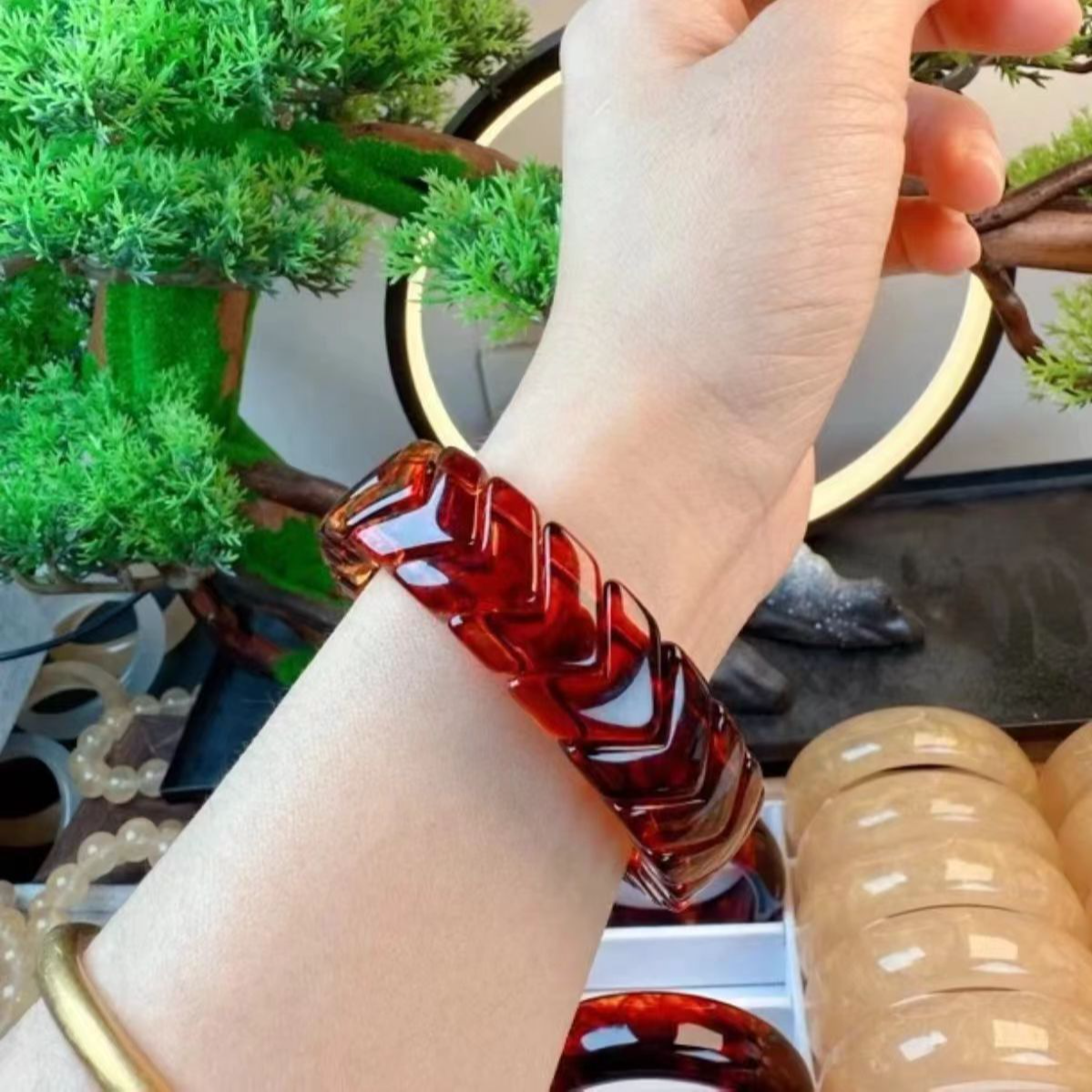 血药珀时尚箭头手串    SZ-104