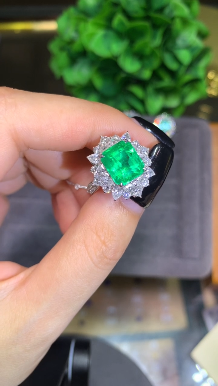 18K金镶嵌戒指祖母绿4.07CT