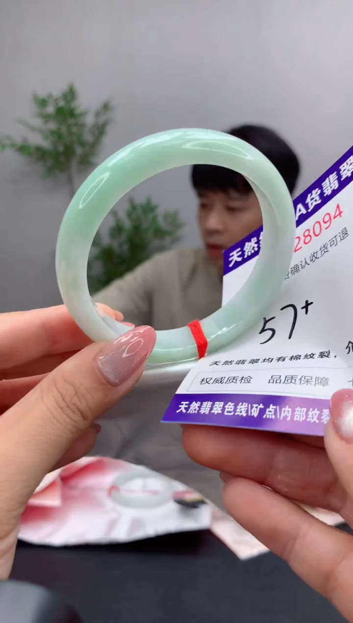 未镶嵌手镯翡翠有纹，完美者勿拍