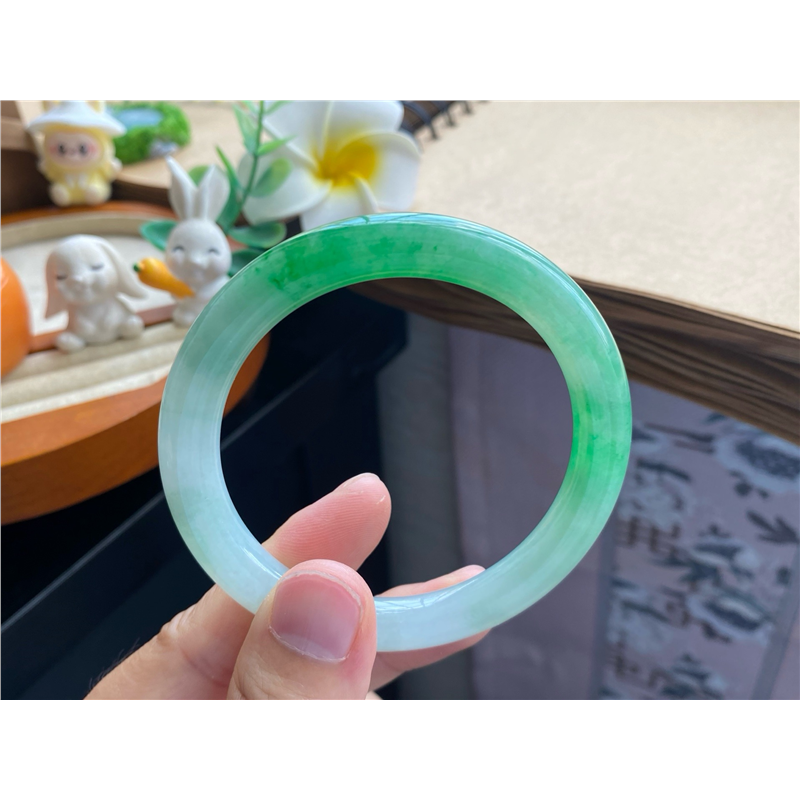 天然翡翠9.30第8706号翠灵绿圆条55.7-8.1-8.6批次天然翡翠手镯