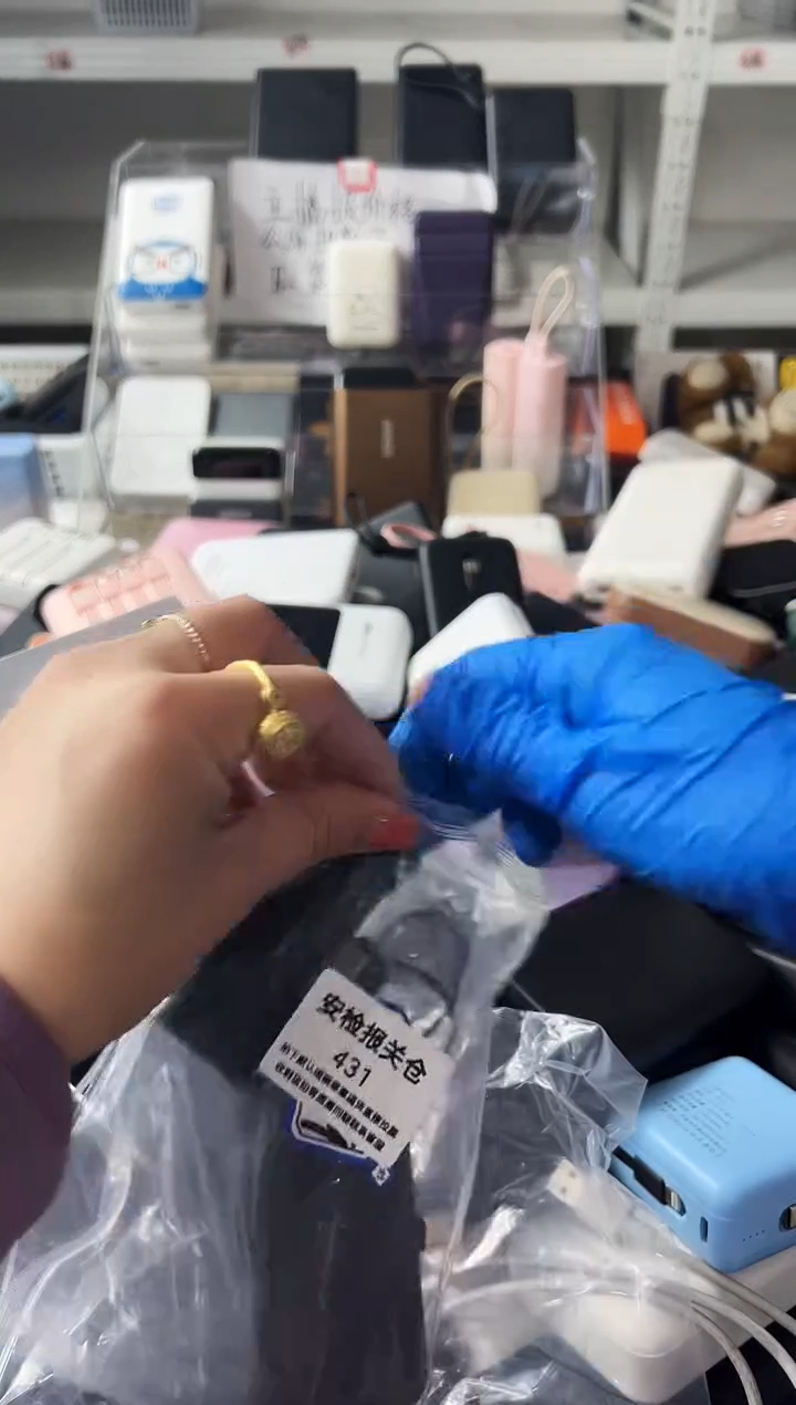 1m刘*云小巧自带线精品移动电源
