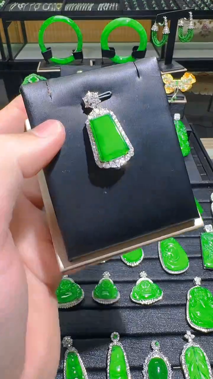 【闪购商品】翡翠吊坠(赠链)银S925镶嵌天然A货翡翠