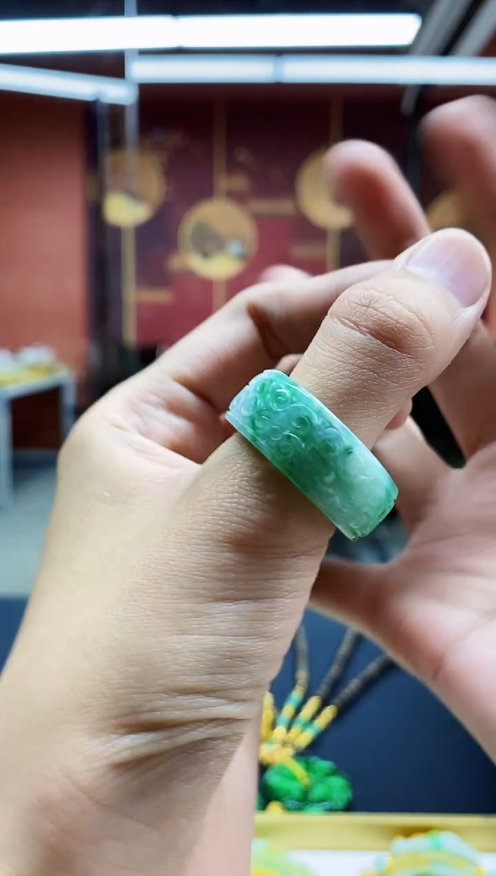 颈饰未镶嵌翡翠戒圈