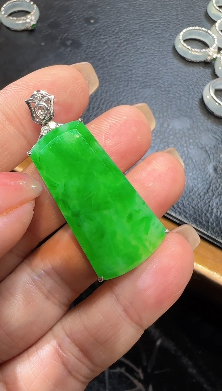 【闪购商品】翡翠颈饰18K金镶嵌无事牌