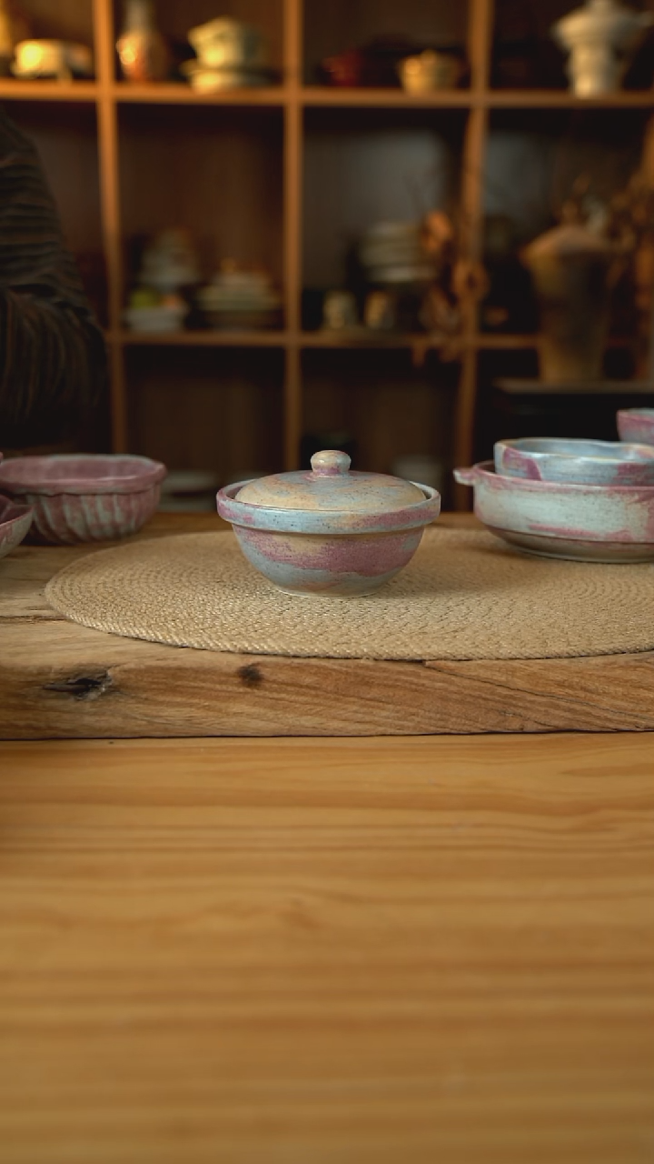 紫色系列的带盖子的小炖盅1个