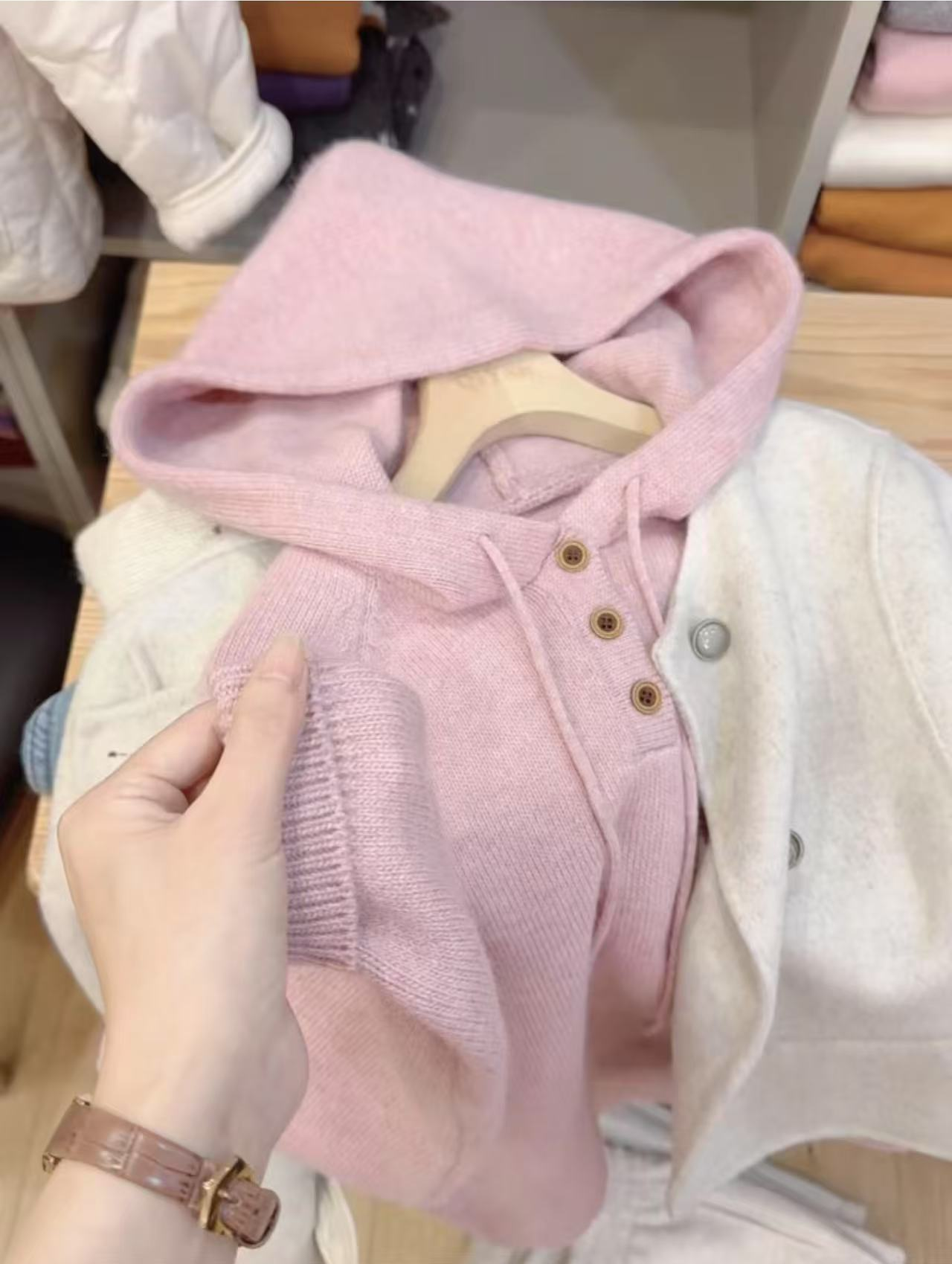 七言家 巨软糯！烟粉三粒扣抽绳帽衫@