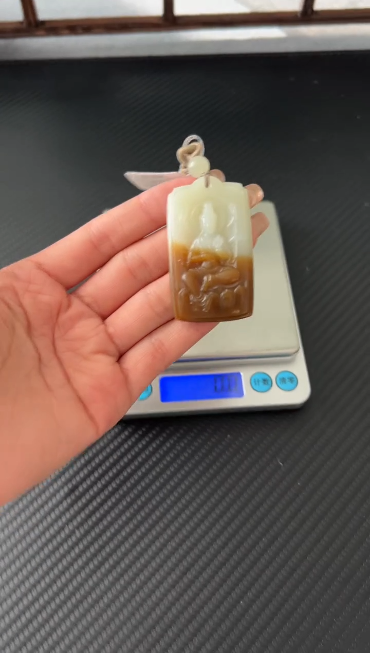 吊坠(赠链)未镶嵌和田玉且末金山微色差吊坠