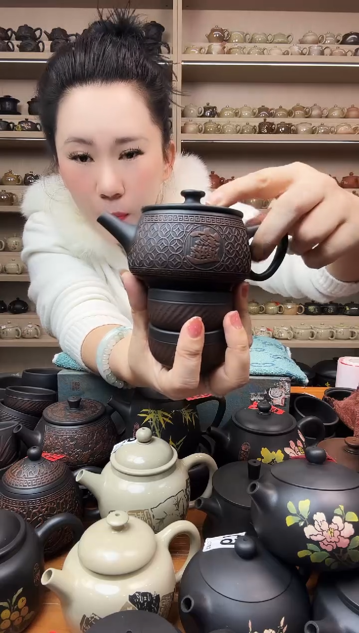 壶满雕铜钱汉瓦+2跳叨杯 