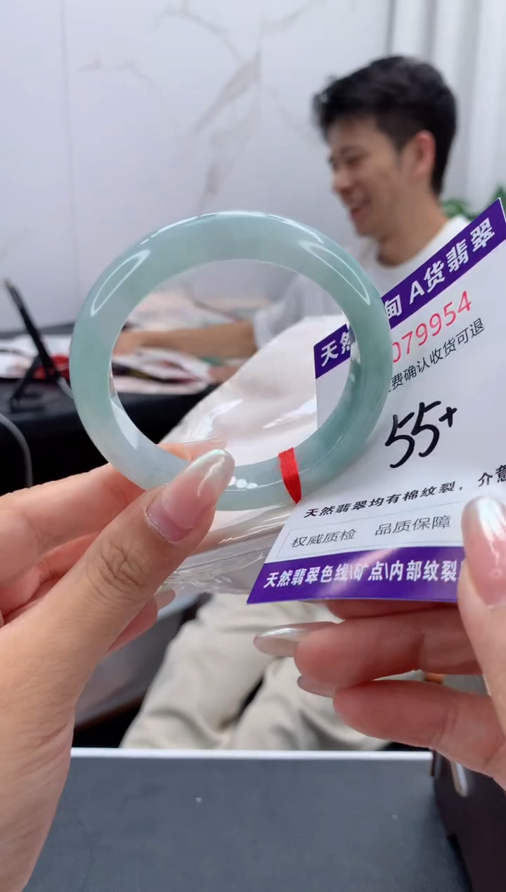 未镶嵌手镯翡翠有纹，完美者勿拍