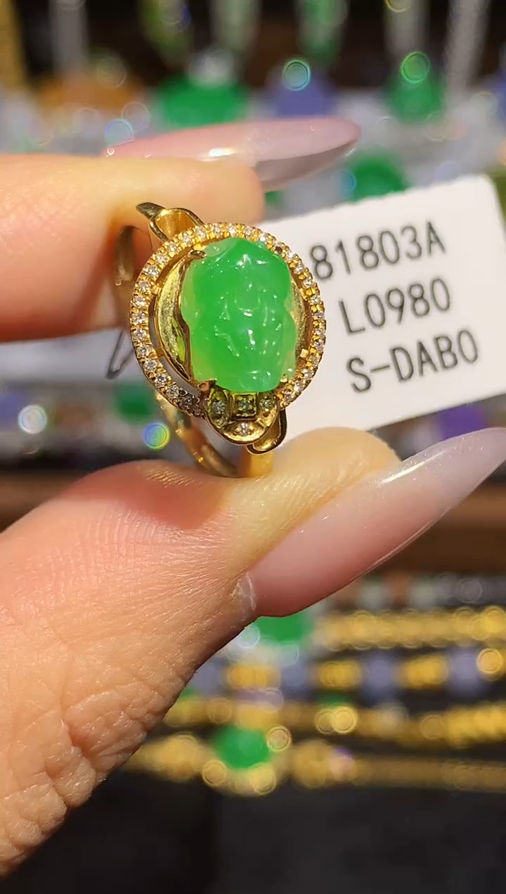 18K金镶嵌戒指翡翠多样性发其一