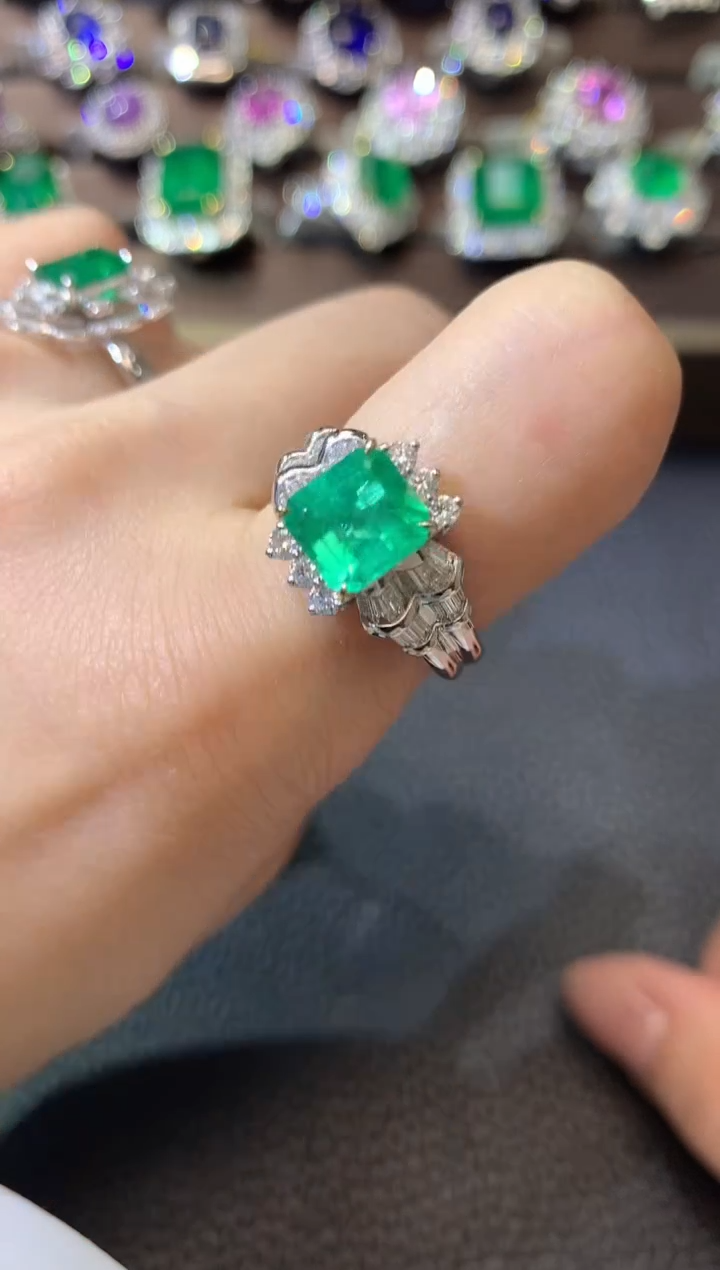 【闪购商品】祖母绿戒指18K金镶嵌D131