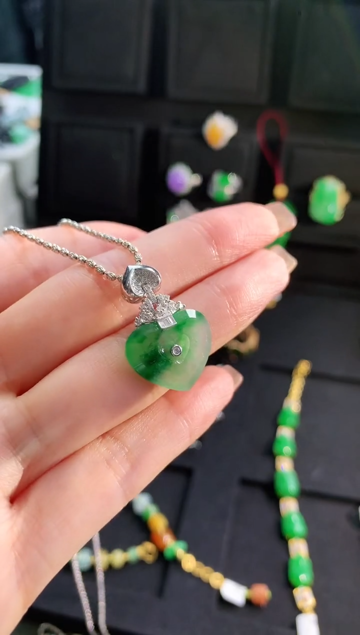 【闪购商品】翡翠吊坠(不含链)18K金镶嵌吊坠