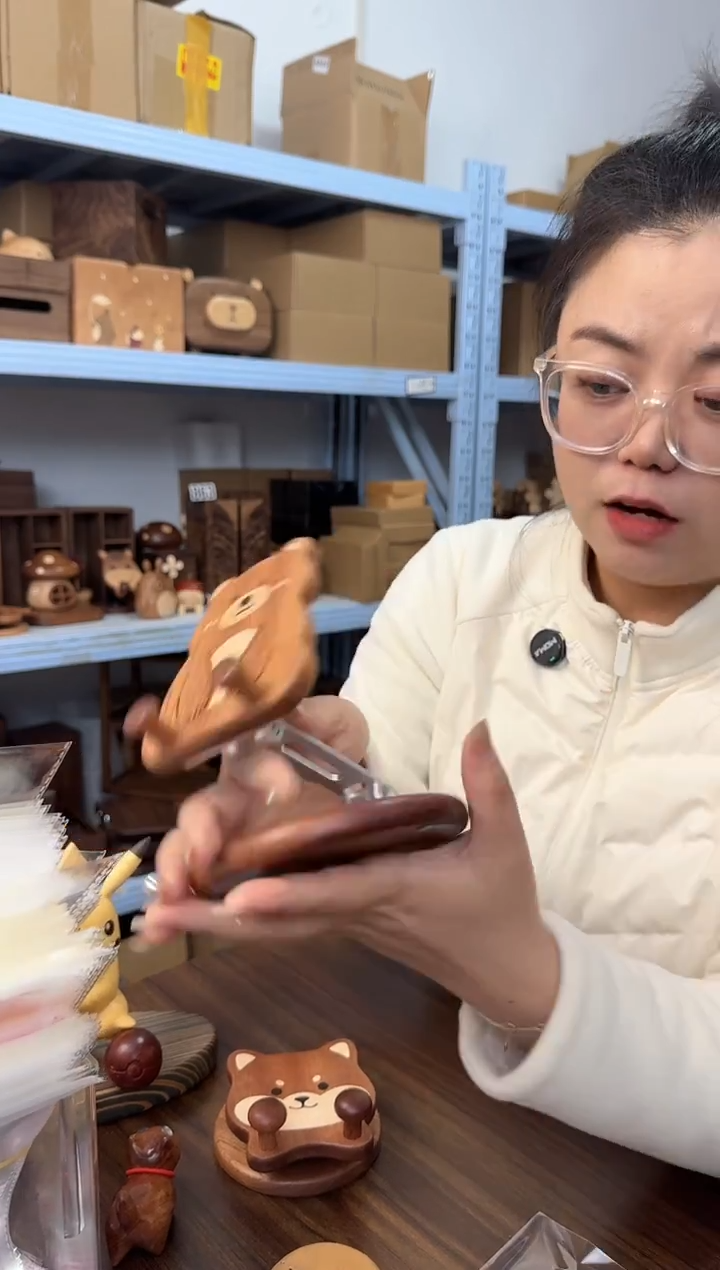 木乌檀木实木小熊手机支架