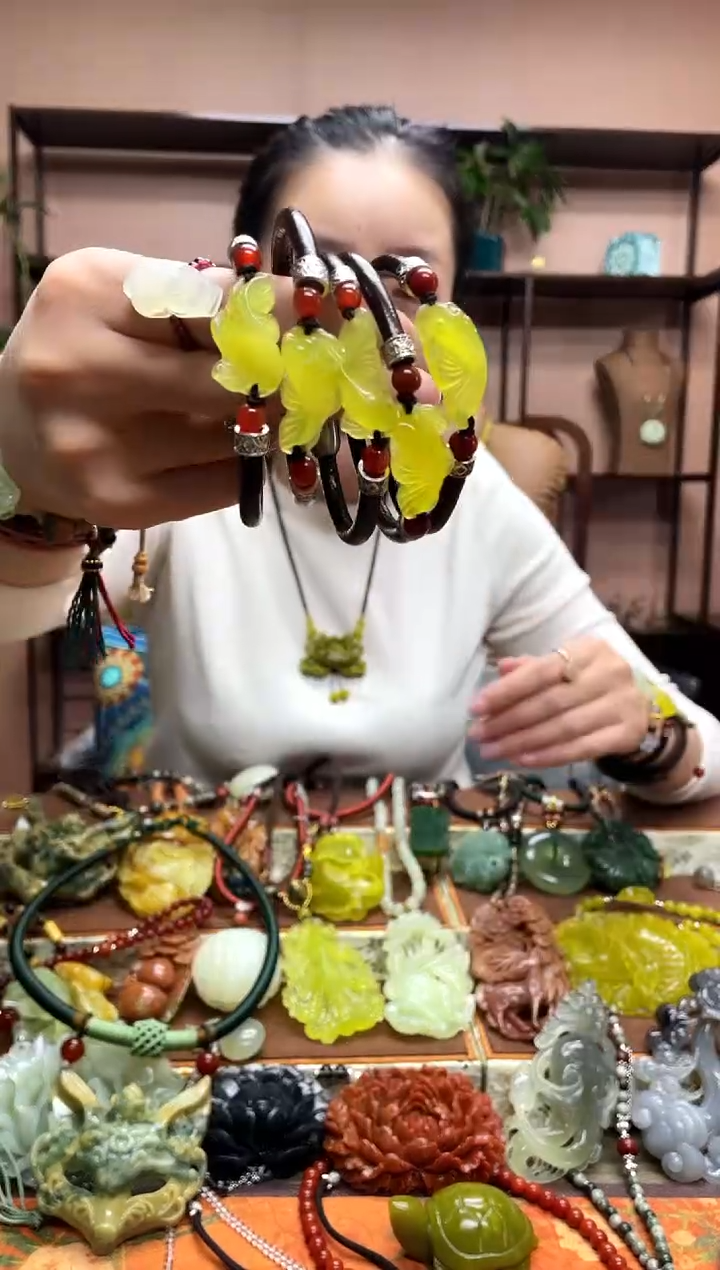 未镶嵌岫玉吊坠多样性发货发其中之一