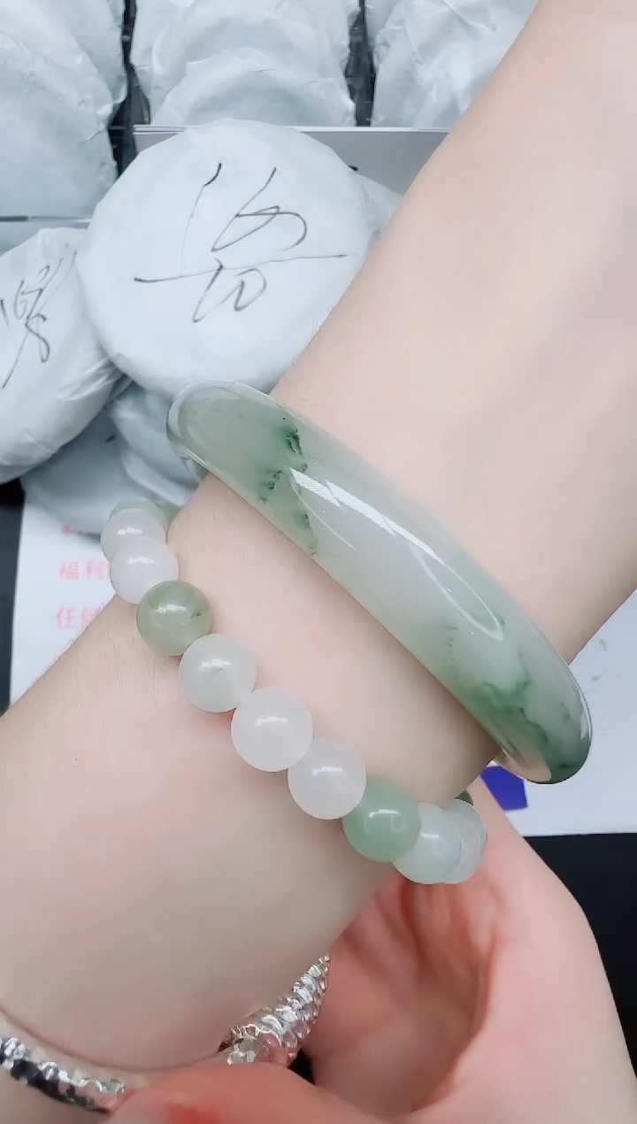 石英质玉手镯未镶嵌83/64.6