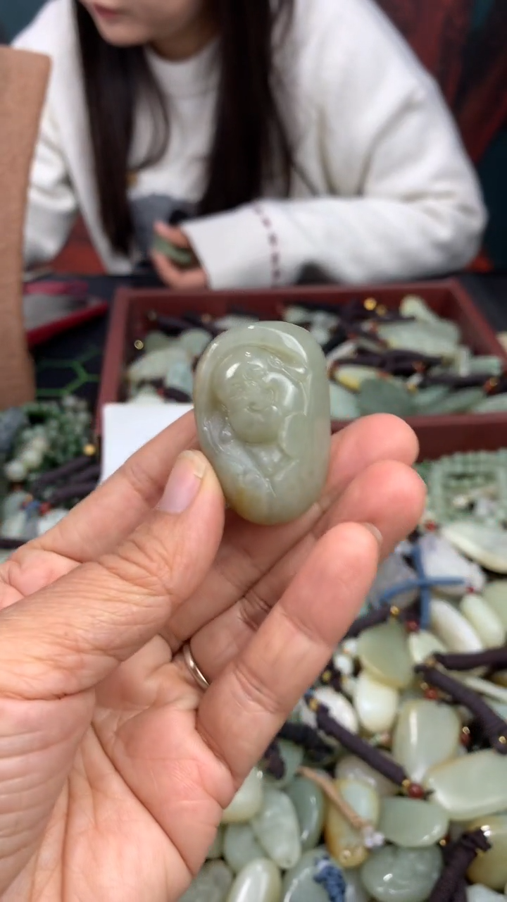 颈饰未镶嵌和田玉（多样性发一件）没有证书有瑕