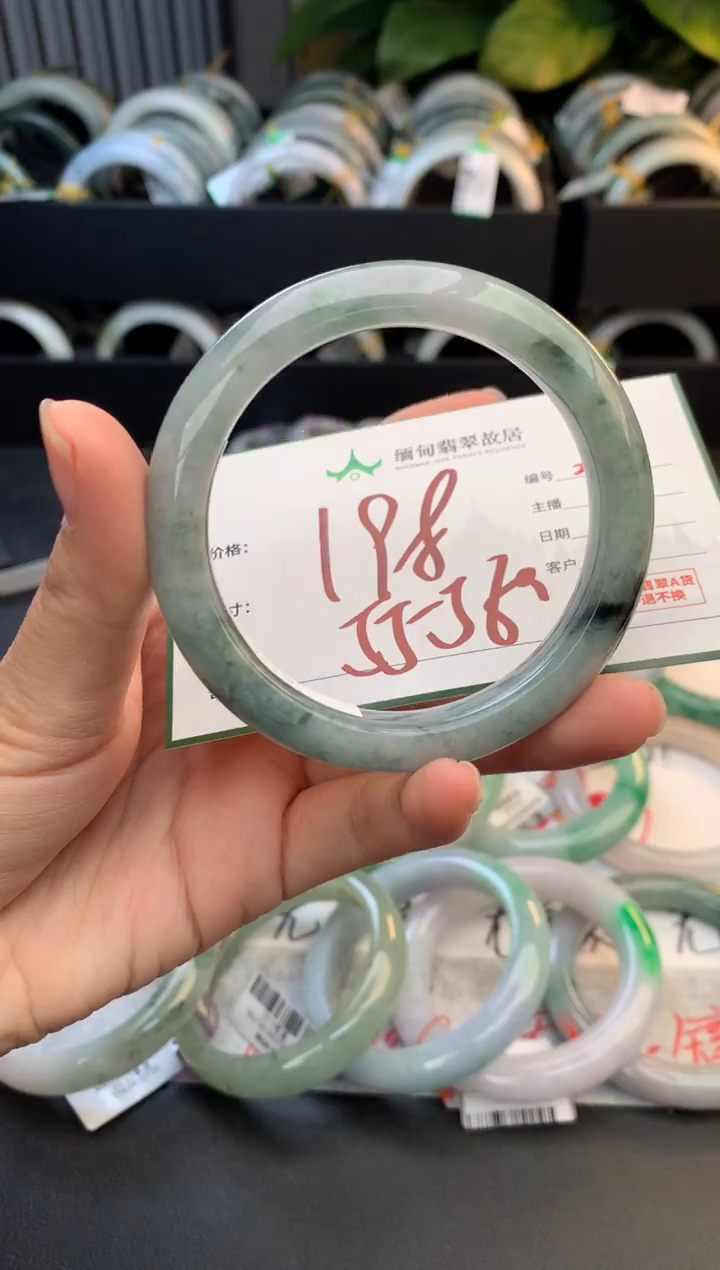 未镶嵌定制翡翠毛货需精细抛光+多人