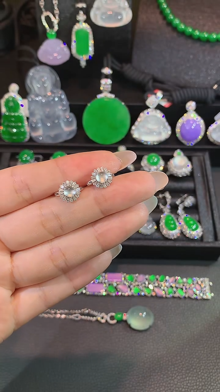 18K金镶嵌翡翠耳饰耳钉