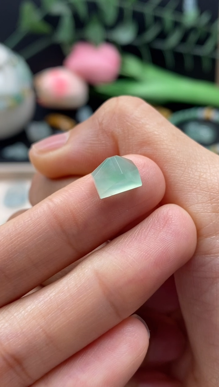 【闪购商品】翡翠颈饰未镶嵌翡翠果绿随型