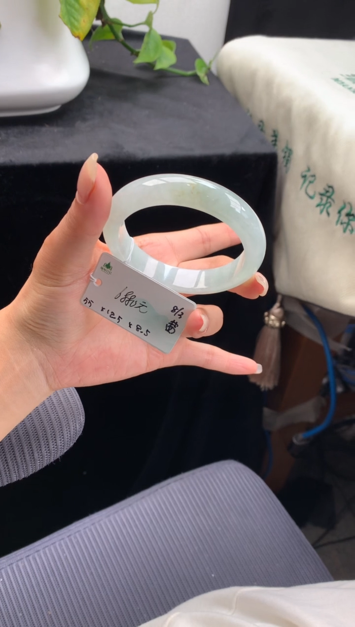 【闪购商品】翡翠手镯未镶嵌女神节#送礼#，下单联系客服核对地址~