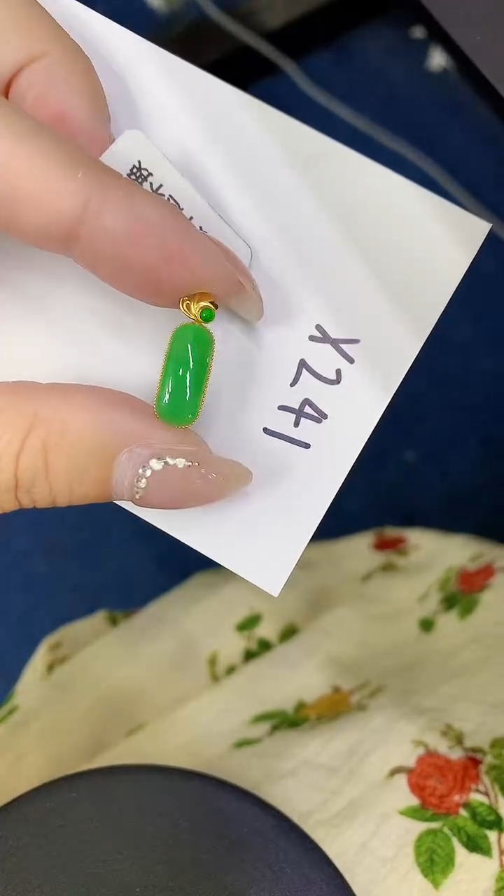 颈饰18K金镶嵌翡翠缅甸天然翡翠A货