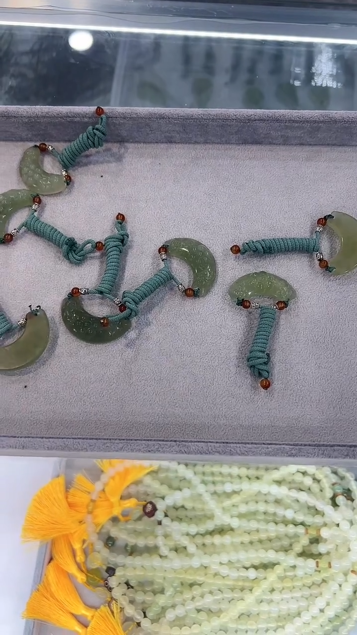 蛇纹石玉未镶嵌颈饰1
