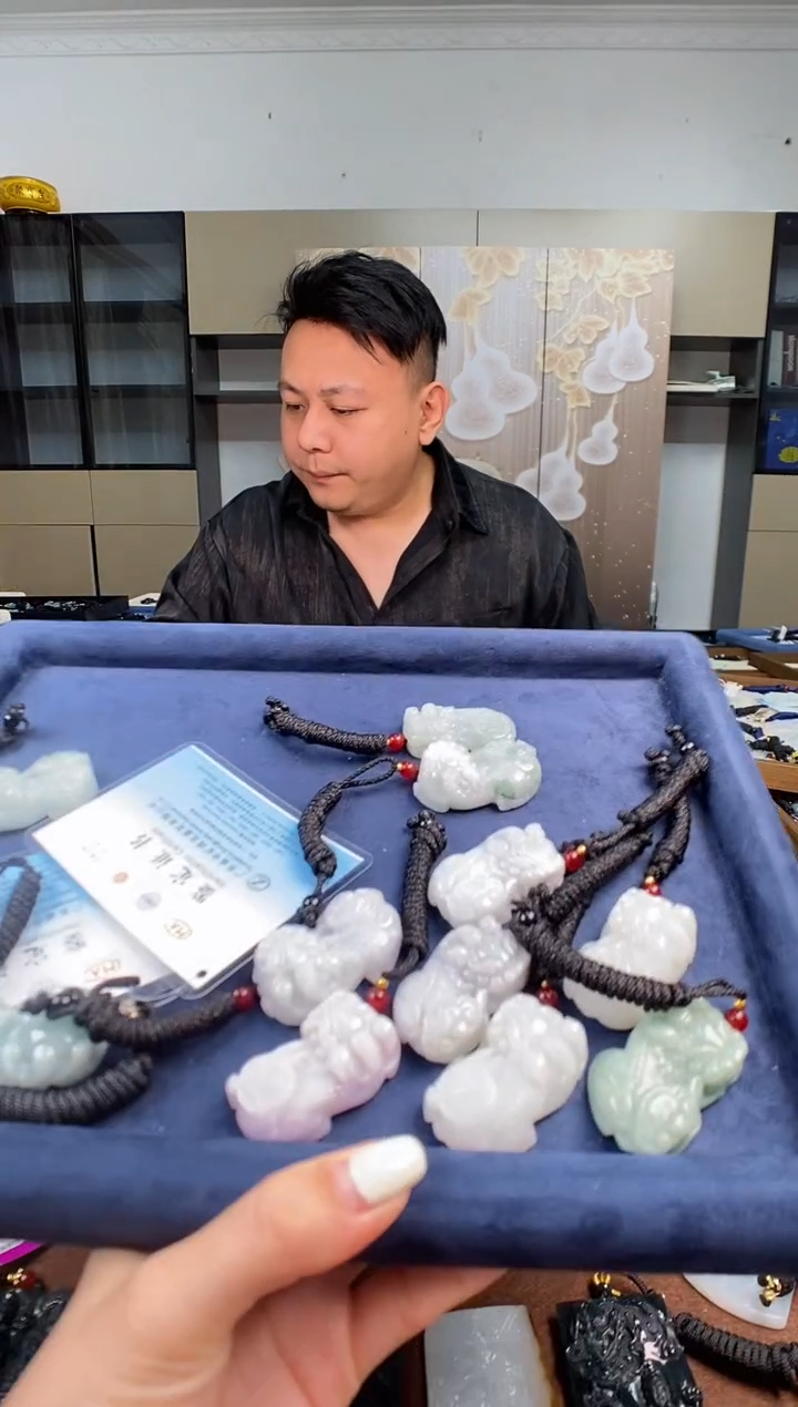 颈饰未镶嵌翡翠  多样性发其一