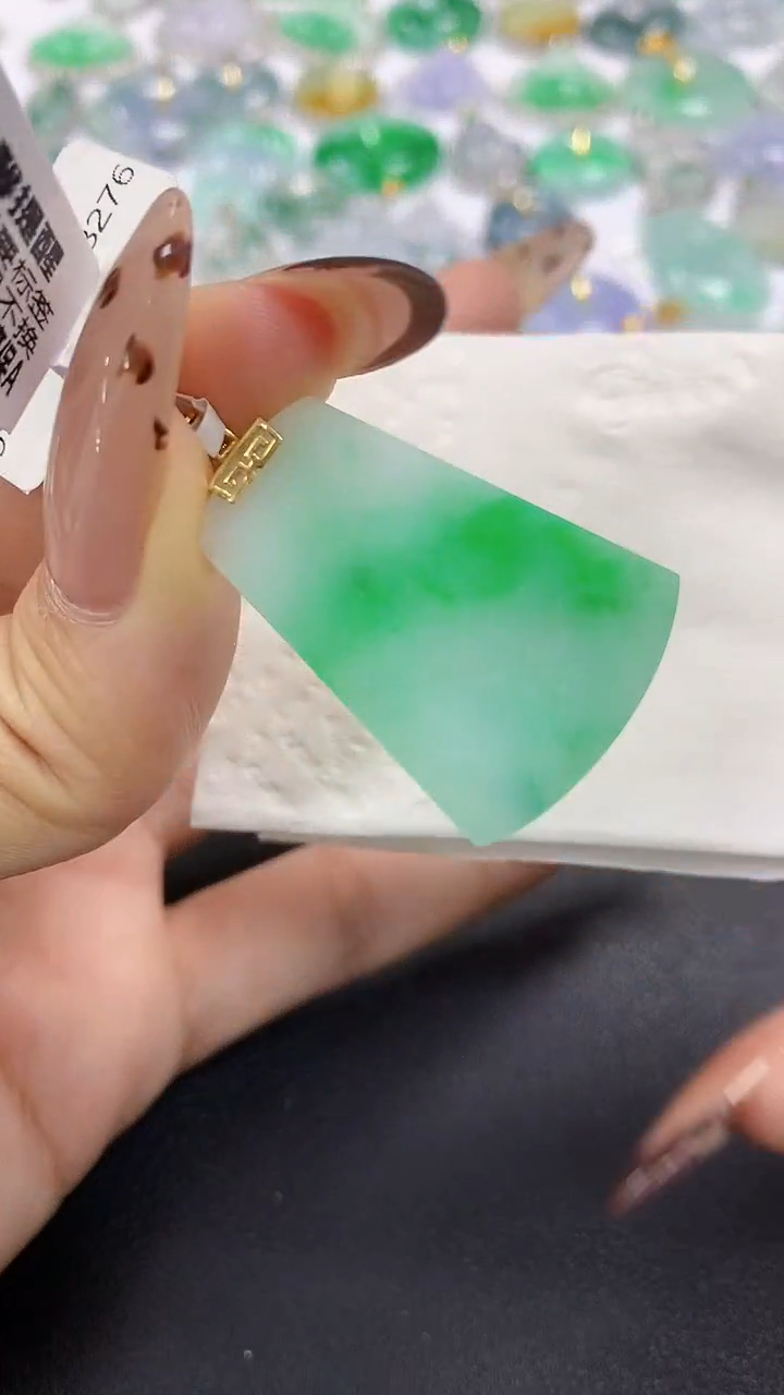 颈饰18K金镶嵌翡翠a货假一赔三支持复检百元上9元证书费自理