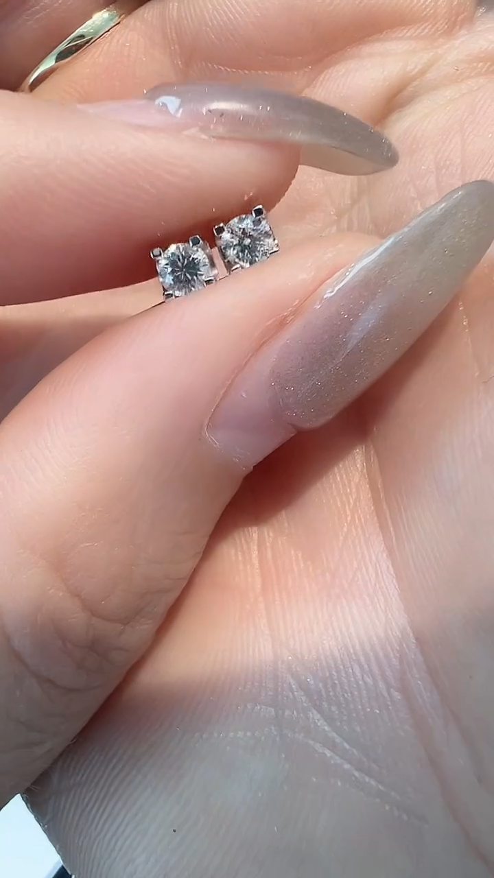 【闪购商品】钻石耳饰18K金镶嵌耳钉