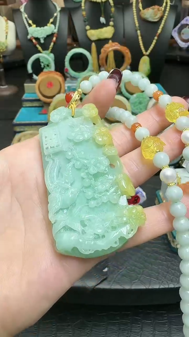 【闪购商品】翡翠颈饰未镶嵌黄加绿喜上眉梢