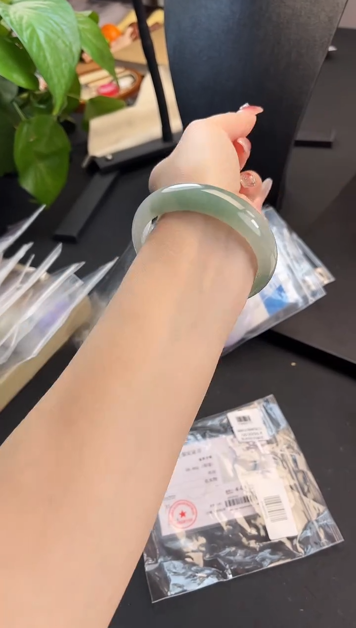 翡翠手镯未镶嵌手镯