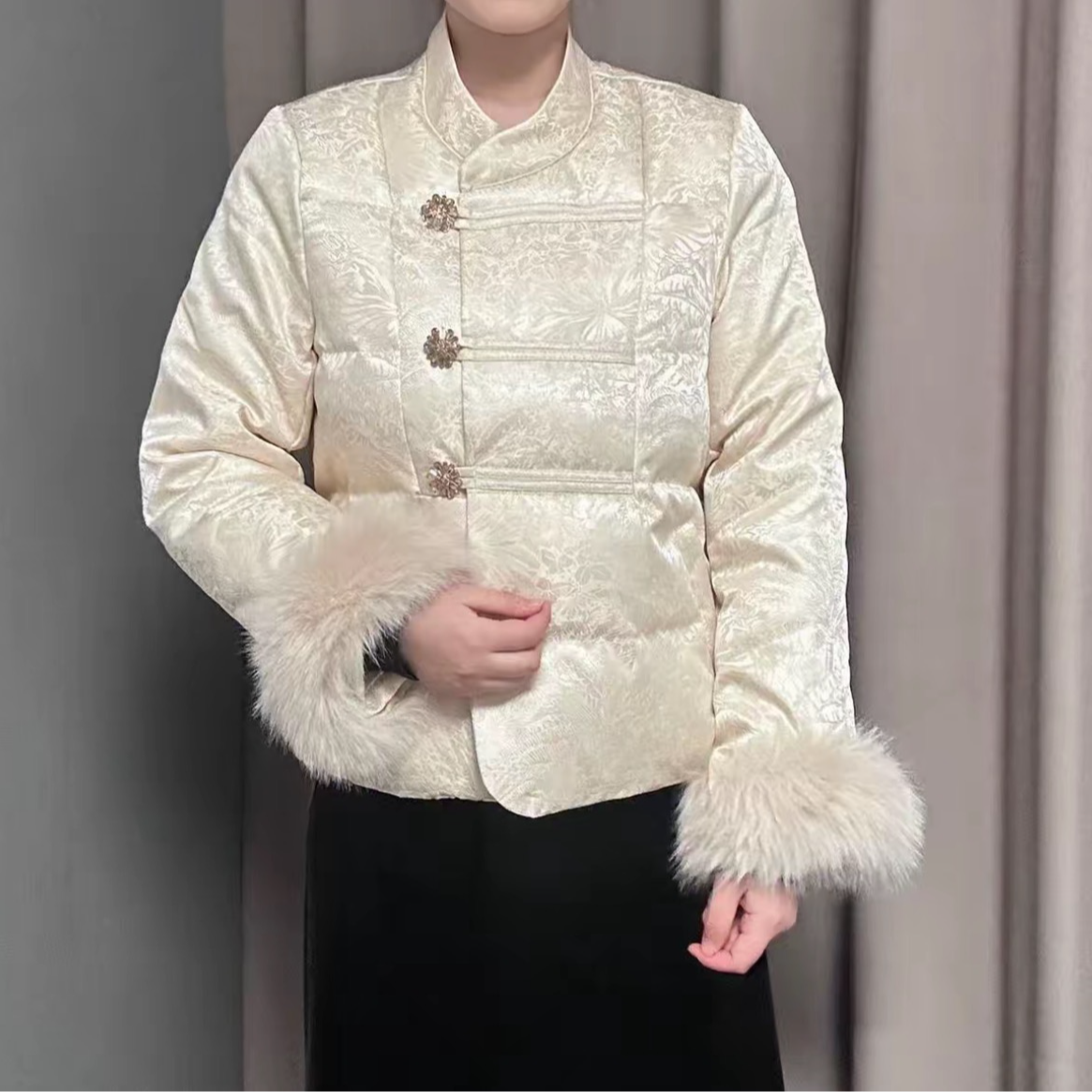 冬季新中式重工三颗水晶大钻扣毛毛袖口国风石墨烯云绒棉服提花86