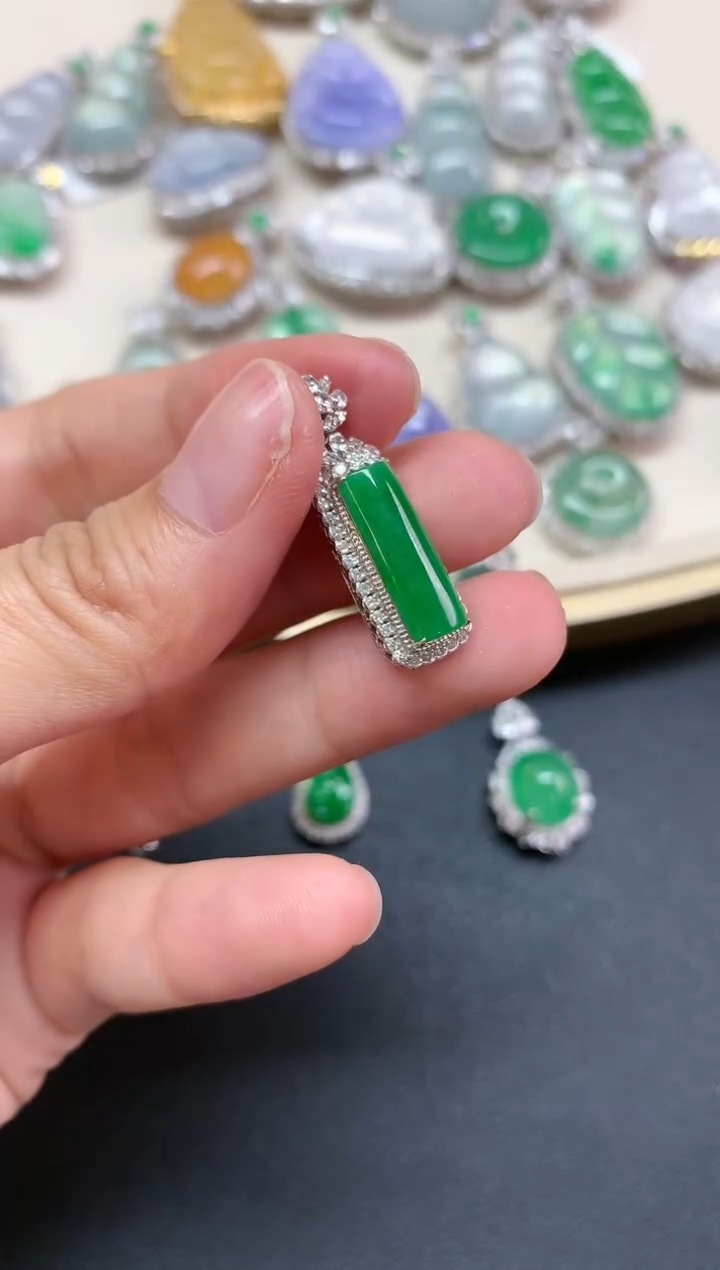 【闪购商品】翡翠吊坠(不含链)18K金镶嵌Z472|9800