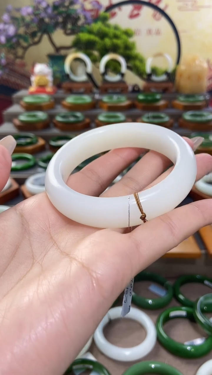 【闪购商品】和田玉手镯未镶嵌和田玉/山流水手镯