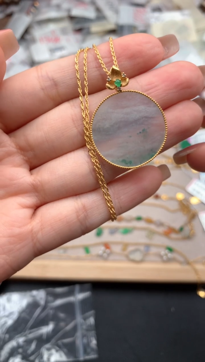 18K金镶嵌挂件翡翠一