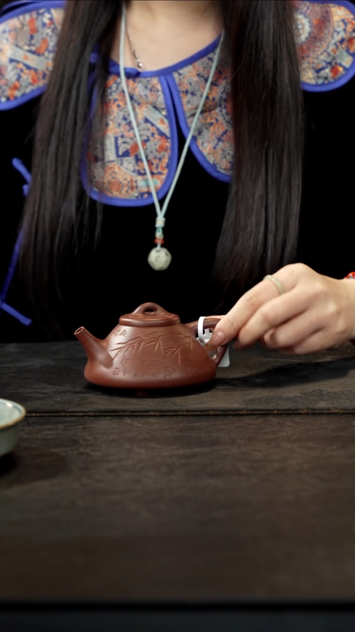 茶壶紫砂底槽青子冶刻绘200cc
