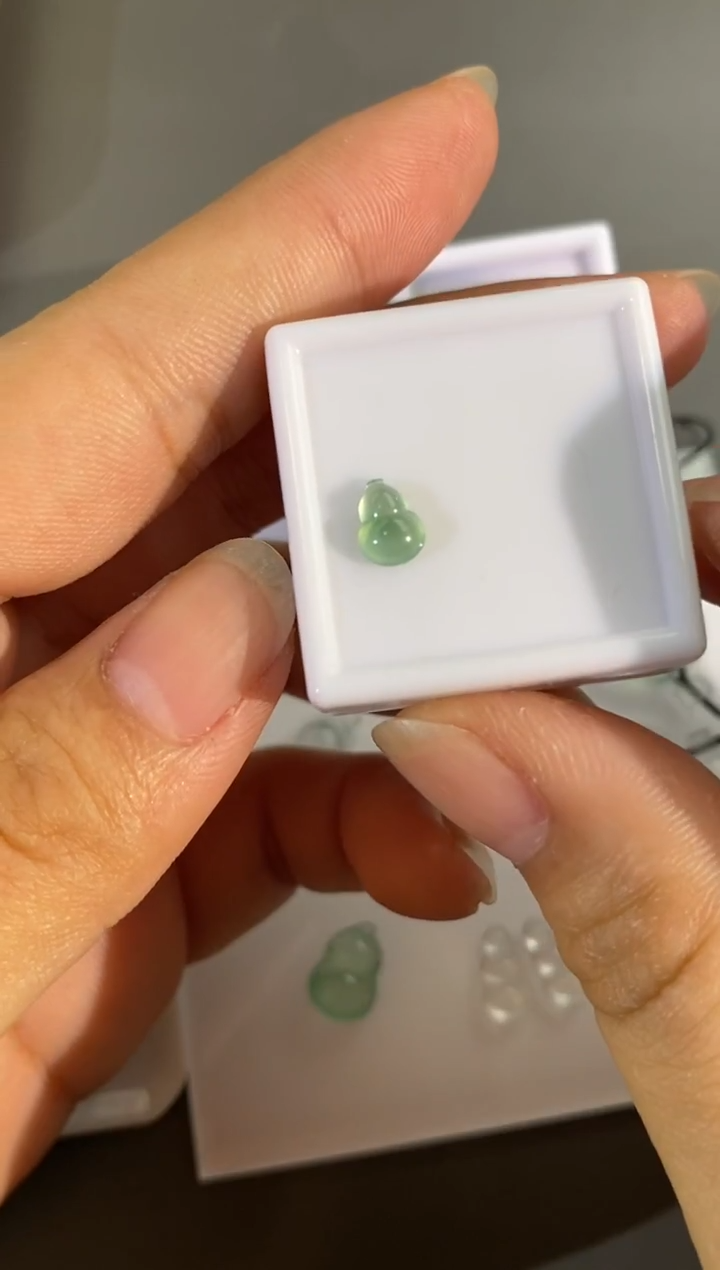 未镶嵌裸石翡翠高冰飘绿葫芦