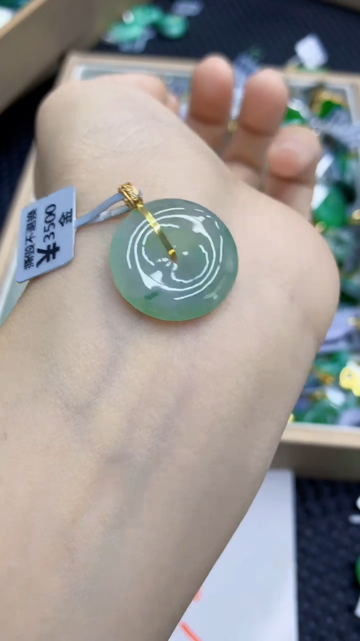 翡翠18K金镶嵌颈饰             1
