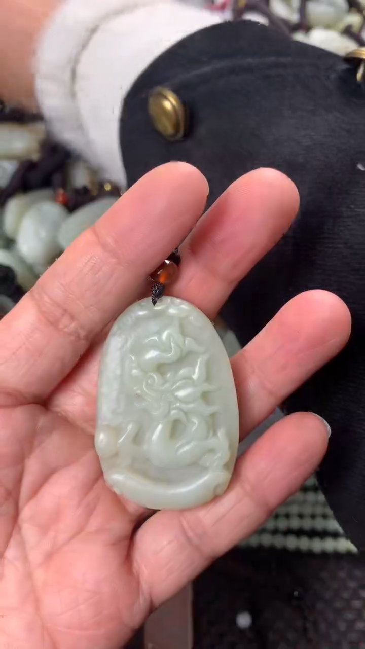 【闪购商品】和田玉颈饰未镶嵌多样性发货没有证书，拍一发一.有瑕