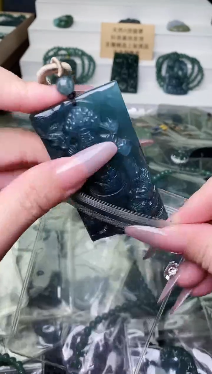 颈饰未镶嵌翡翠 