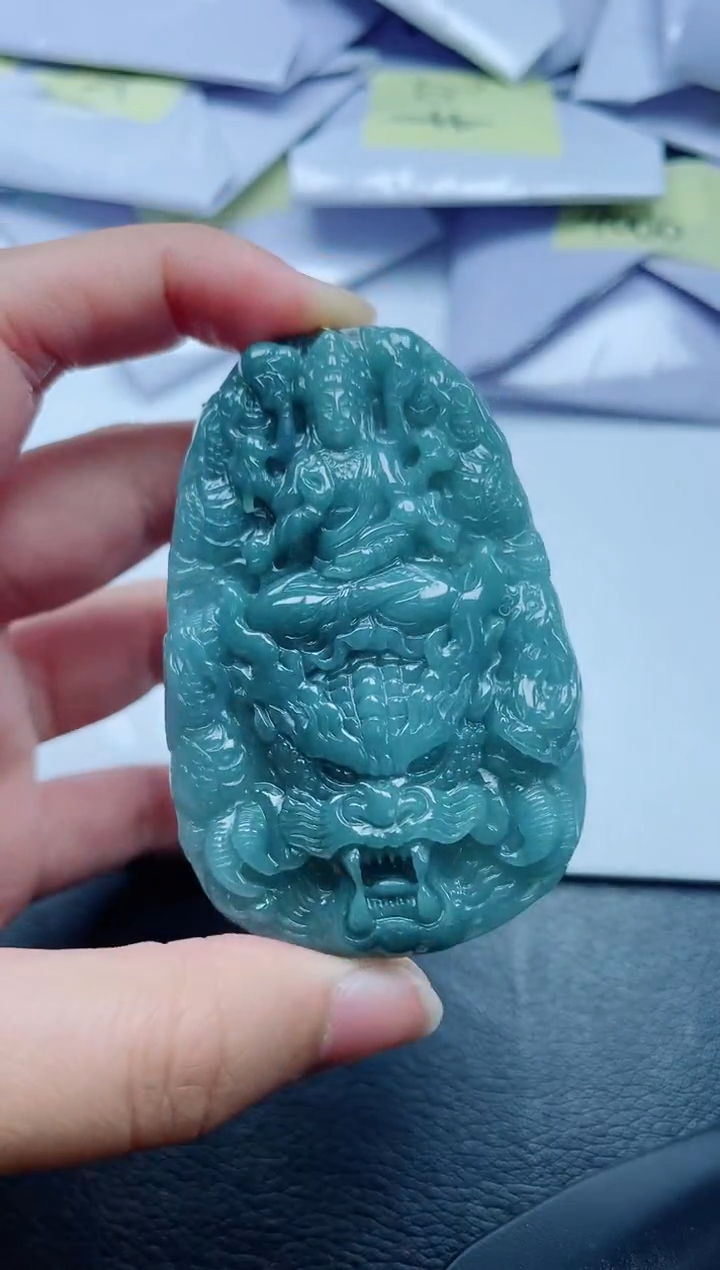 翡翠未镶嵌颈饰             