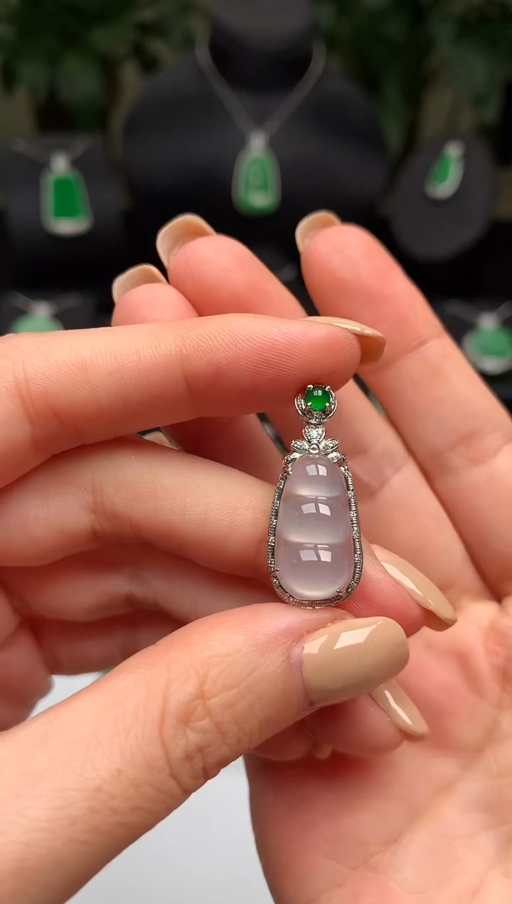 翡翠18K金镶嵌颈饰冰福豆