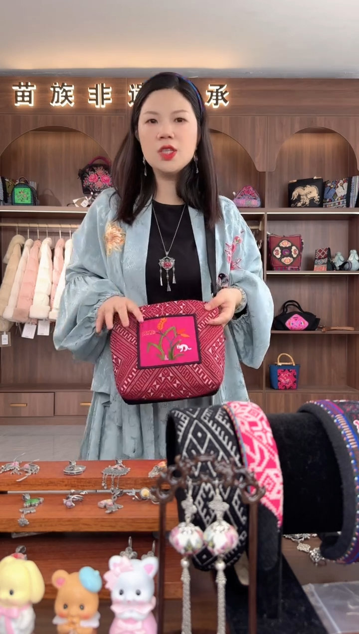 【闪购商品】织绣扶光苗绣传承L20