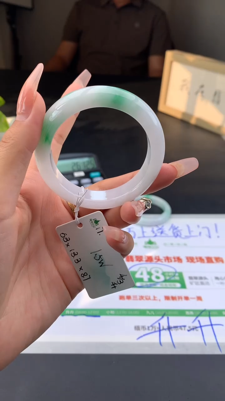 【闪购商品】翡翠手镯未镶嵌女神节#送礼#，下单联系客服核对地址~