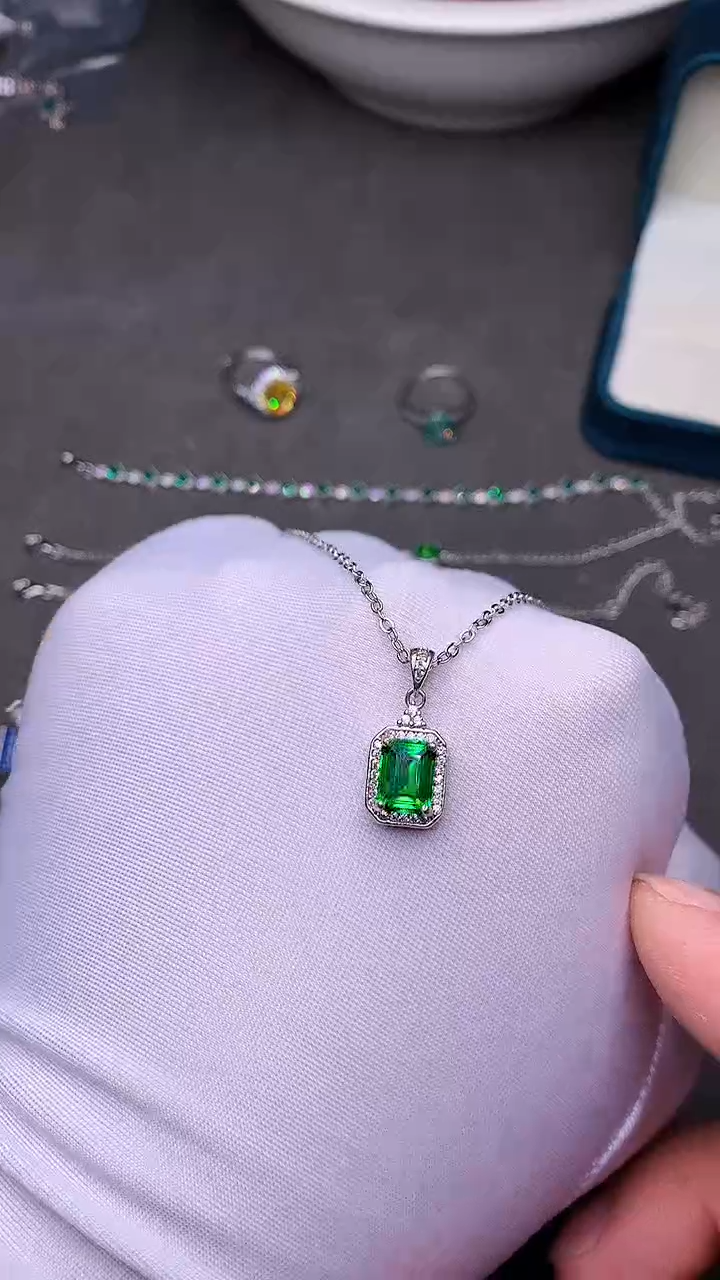 【闪购商品】透辉石吊坠银S925镶嵌·······