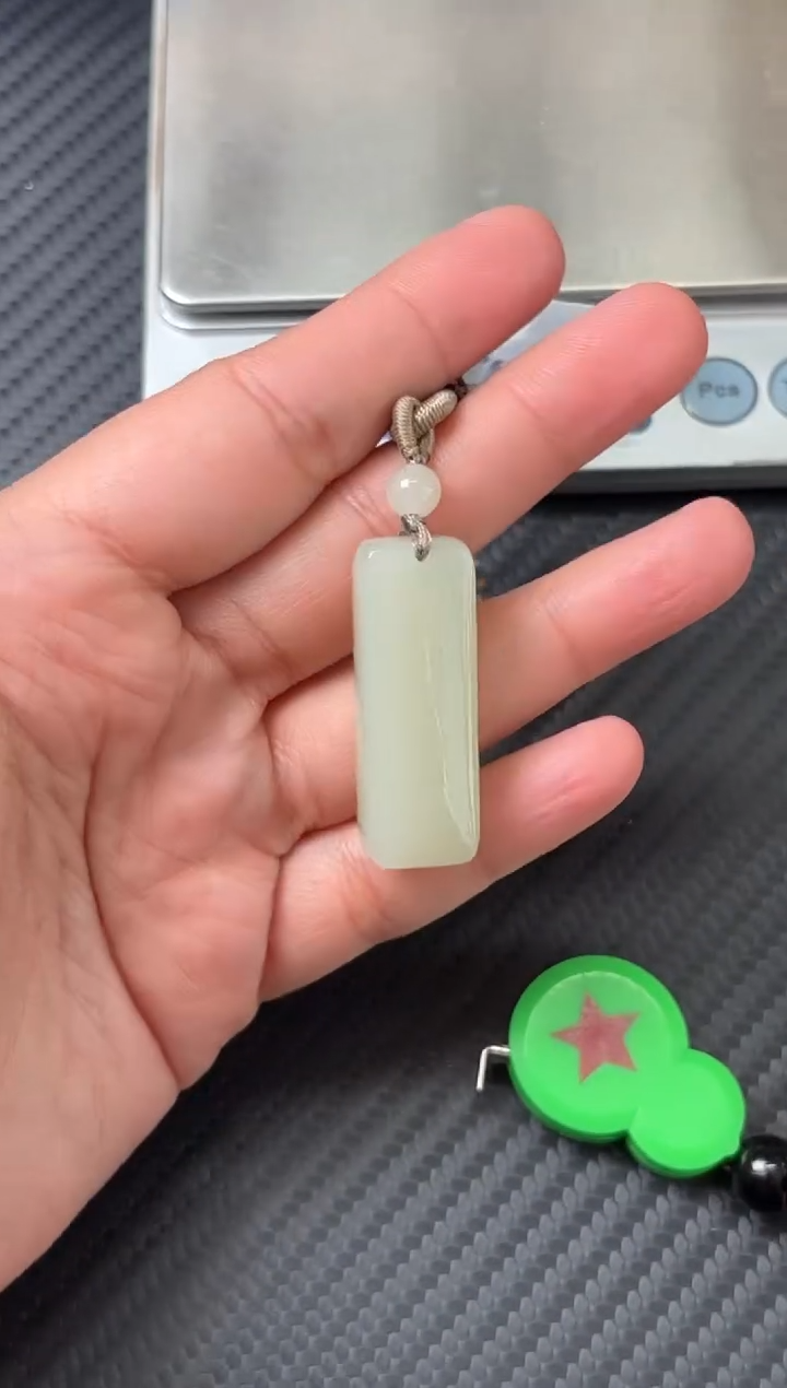 吊坠(赠链)未镶嵌和田玉且末迪克兰一细微色差吊坠