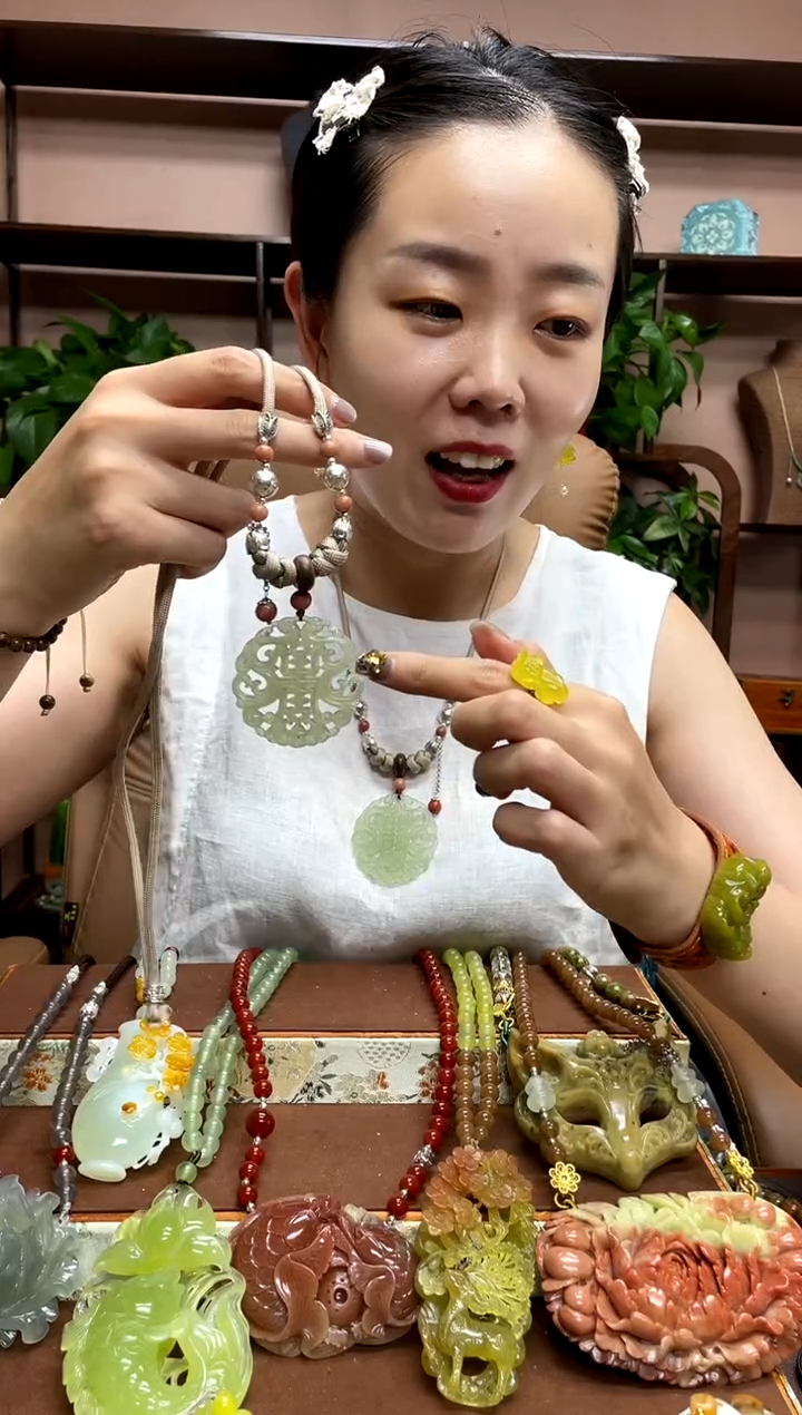 未镶嵌岫玉吊坠多样性发货发其中之一